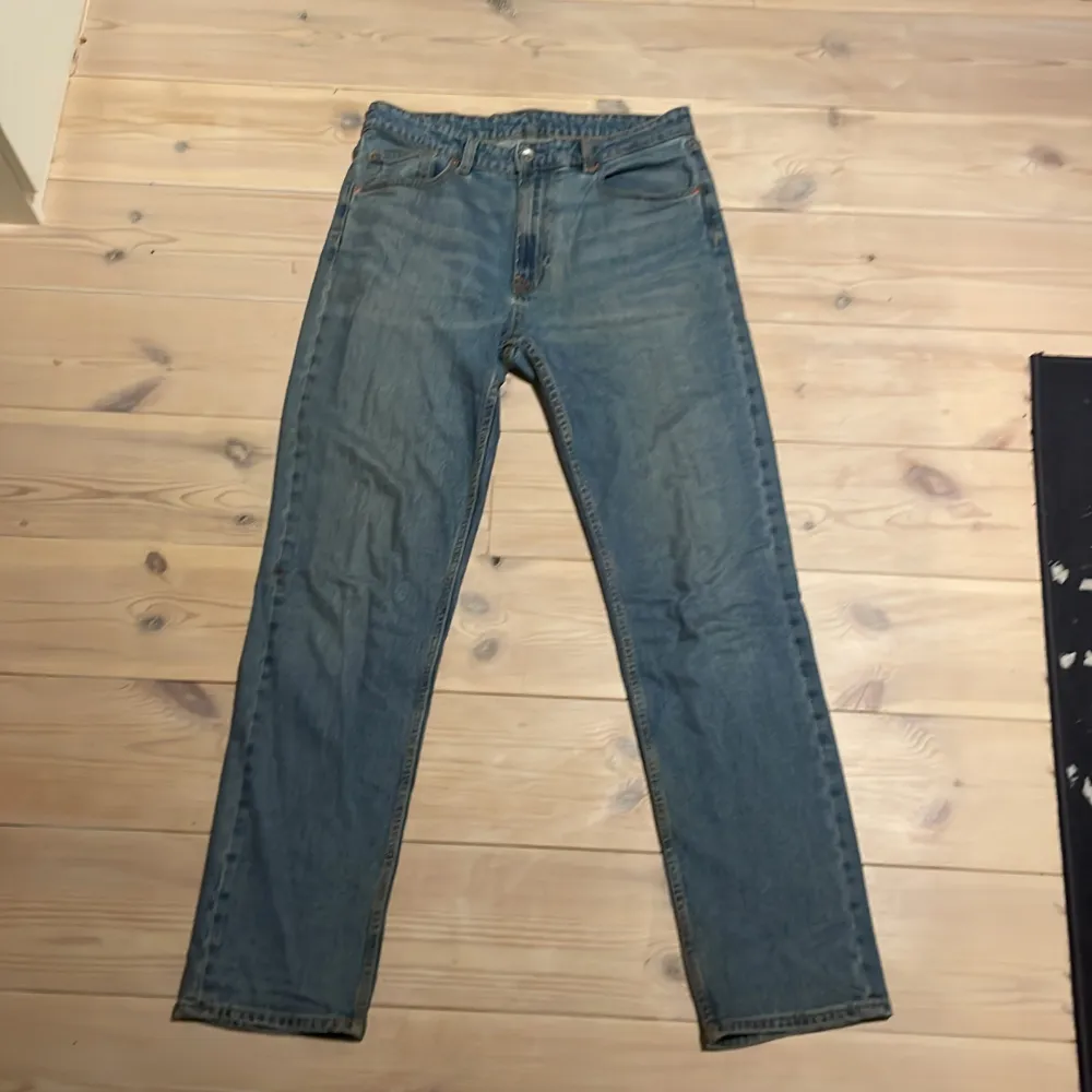 Säljer dessa Vailent jeans i ett bra skick! Storlek M, Nypris ca 600kr . Jeans & Byxor.