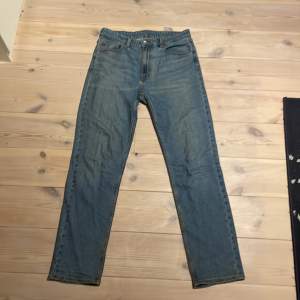Säljer dessa Vailent jeans i ett bra skick! Storlek M, Nypris ca 600kr 