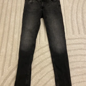 Jack & Jones jeans  - Säljer nu min Jack & Jones jeans på grund av att den är för liten för mig skick på den är 9/10 har använt få tal gånger, ny pris 600kr mitt pris 99kr, pris kan diskuteras privat 😁.