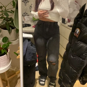 Jeans - Knappt använda jeans från bubbleroom, högmidjade och fina. Blivit för små. Köparen står för frakten.
