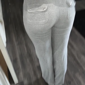 Grå juicy byxor - Säljer dessa juicy couture byxorna då jag ej använder de, dessa är i storlek S.  De är som nya, har inte använt de så mycket. Sitter väldigt smickrande på också! Jag är 161 och de är bra i längden, inte för långa så man trampar på de men ändå långa