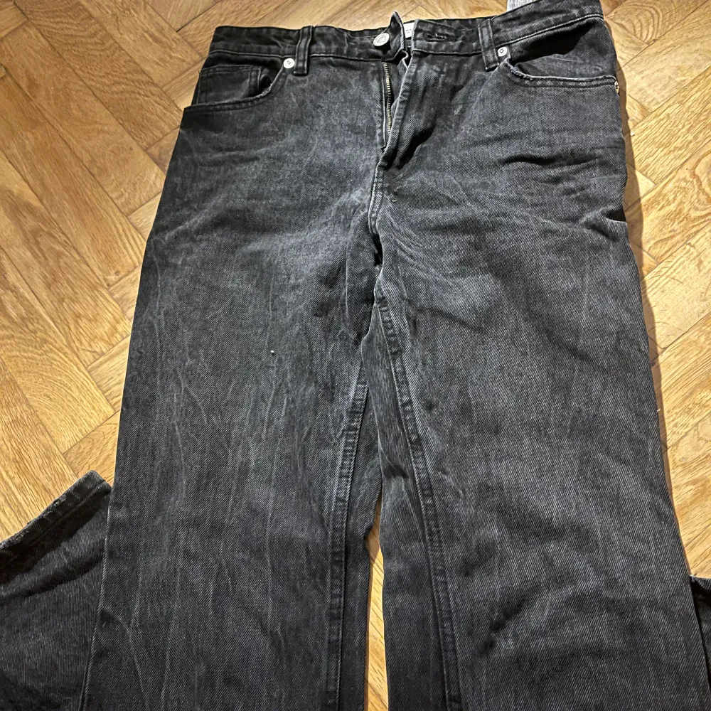 Svarta zara jeans i storlek 36. De är i modellen mid rise och full length. Säljer samma i storlek 34! 🥰. Jeans & Byxor.