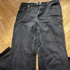 Svarta zara jeans i storlek 36. De är i modellen mid rise och full length. Säljer samma i storlek 34! 🥰