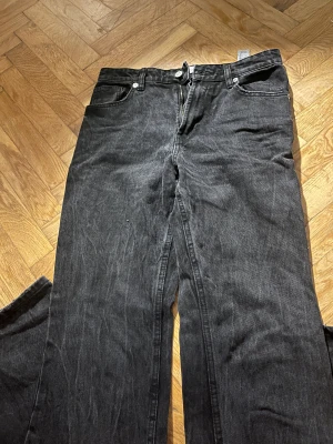 Svarta Zara jeans  - Svarta zara jeans i storlek 36. De är i modellen mid rise och full length. Säljer samma i storlek 34! 🥰
