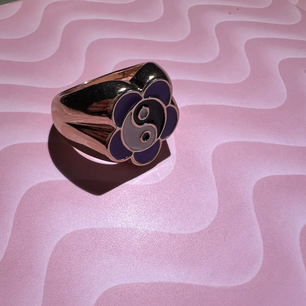 Säljer dessa underbara ringar från h&m då dom inte kommer till användning längre. Köp båda för 15kr! Går även att köpa enskilt ⚠️först till kvarn⚠️. Accessoarer.