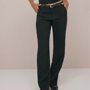 Lågmidjade kostymbyxor - Superfina lågmidjade kostymbyxor från Nelly! Oanvända. Köpt för 500kr. Säljer då jag köpte fel storlek o drog av lappen för snabbt.