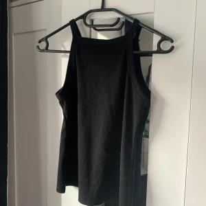 Linne - Ett svart lite ribbat linne från Shein. Använd men i bra skick. Passar någon mellan S-L då den är töjbar. 