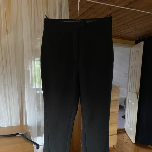 Kostymbyxor  - Ett par kostymbyxor från Na-kd. Storlek 36. Aldrig använda.