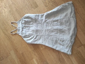 Klänning  - Finns i Frölunda alt skickas  Bra använt skick (Hund och katt finns i hemmet)