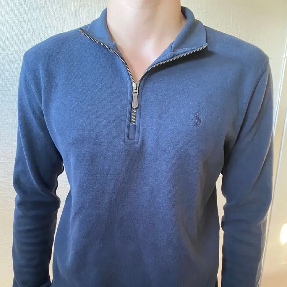 Ralph Lauren half zip, knappt använd, färg grå, storlek M, passar riktigt bra inga hål eller något, pris kan diskuteras vid snabb affär😃. Tröjor & Koftor.