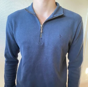 Polo Ralph Lauren Half Zip - Ralph Lauren half zip, knappt använd, färg grå, storlek M, passar riktigt bra inga hål eller något, pris kan diskuteras vid snabb affär😃