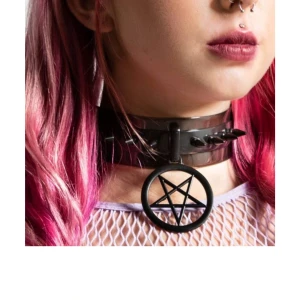 Helt ny choker från killstar!  - Skitsnygg choker köpt från shock i gbg från killstar! Galet fin men tyvärr inte min stil. Helt ny, endast provad. Gjord på nylon(?) med nitar och pentagram i metall. Rätt robust och bra kvalitet. 