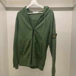 Stone Island Zip Hoodie - Köptes på Stone Island i London i vintras och har använts endast ett fåtal gånger sen dess. Kvitto finns och den har certilogo. Nypris ligger på 3799kr. Mitt pris är 1500kr.