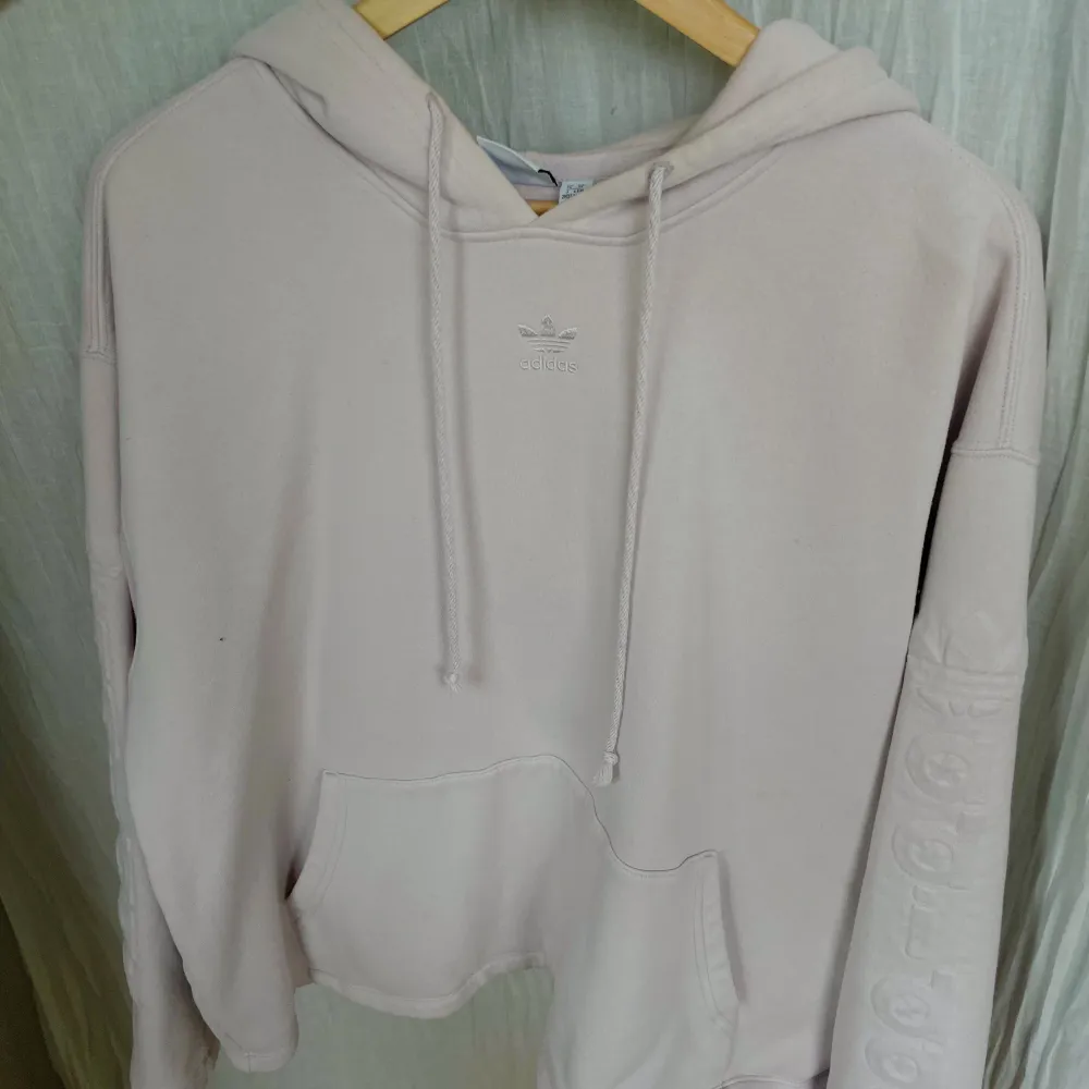 Jättefin ljusrosa hoodie från adidas. Knappt använd så inga anmärkningar på den 💕. Hoodies.