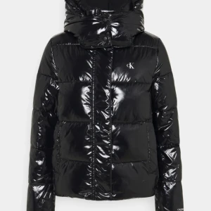 Calvin Klein jacka - Säljer pågrund av att den inte kommer till nån användning. Skriv för fler bilder