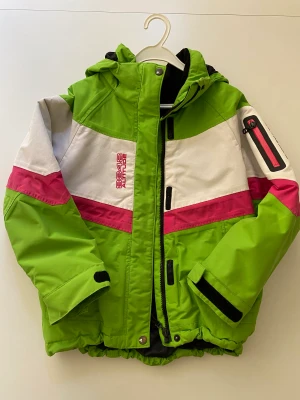 Skidjacka + skidbyxa barn - Använda men fint skick. Jacka: 8848 Byxor: Five