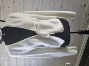 Vit fluffig kofta  - En vit fluffig kofta från hm som är oanvänd super mjuk o skön .  Även varm . Knytning framtill