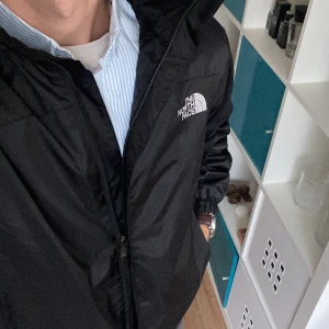 The North Face windbreaker - Säljer min TNF vindjacka som jag har haft mycket användning för förra hösten men sparar till ett annat plagg nu istället. Storlek passar mig som S. Kedjan är lite seg och priset är anpassat därefter. Ställ gärna frågor och kom med bud😄