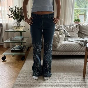 Jeans!  - Jeans med snygga silver detaljer på benen! MIDJEMÅTT:82cm INNERBENSLÄNGDEN:83cm