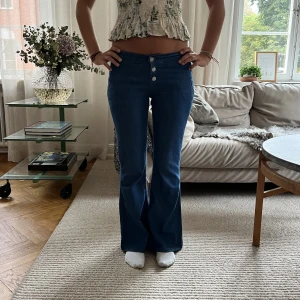 Jeans!  - Snygga jeans från Levis!! MIDJEMÅTT: 80cm  INNERBENSLÄNGDEN:75cm