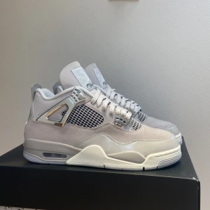 Jordan 4 frozon moments storlek 43 män - Helt nya Jordan 4 frozen moments köpta från snkrs ny pris ungefär 3300-3500 beroende på storlek Deadstock