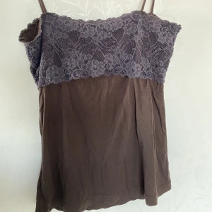 Spets linne - Ett jättefint brunt Spetslinne står  inte vilken storlek men passar M💕