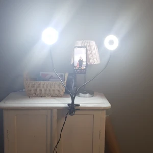 Ledlampa med mobilhållare - Det finns kallt ljus, mittemellan och varmt ljus, man behöver adapter för att det ska lysa