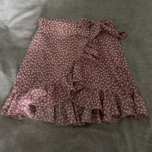 söt rosa-blommig kjol🌻 - bra skick, knappt använd och väldigt gullig🤍