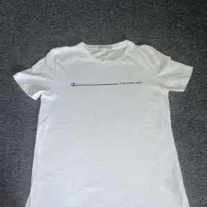 En vit Calvin Klein t-shirt, använd ett fåtal gånger, sitter jätte bra