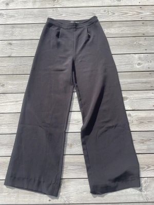 Vida kostymbyxor - Säljer mina vida mjuka och stretchiga kostymbyxor då de ej kommer till användning längre! 