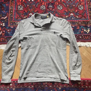 Ralph Lauren Piké  - Jag säljer min riktigt snygga Ralph Lauren pikétröja. Den är köpt på Care of Carl för 1300, ca 1 år sen. Tröjan har inga defekter och allmänt är den i riktigt bra skick. Säljer den för 400 kr