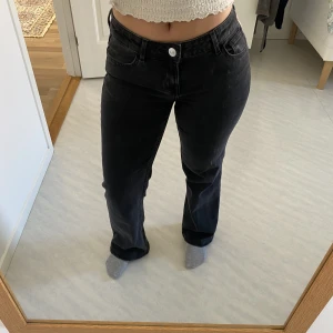 Lågmidjade bootcutjeans - Säljer svarta lågmidjade bootcutjeans från H&M i strl 36. De är jättesköna och är mycket stretchiga!