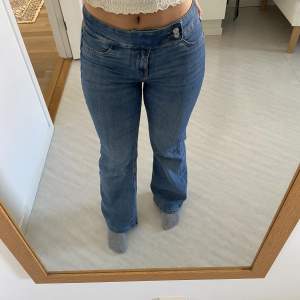 Säljer mina oanvända lågmidjade bootcutjeans. Från H&M i strl 36 sitter jättesmickrande på kroppen!