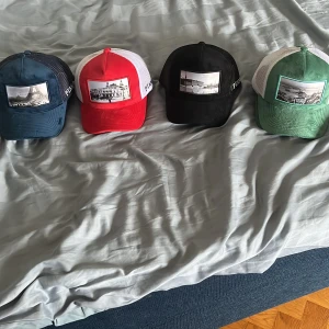 pianoti kepsar  - säljer pianoti kepsar alla färger finns tillgänglig svart, grön, röd, mörkblå 