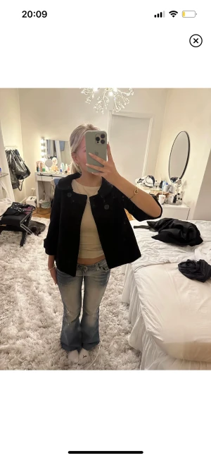 Trekvartsärmad kappa - Säljer vidare denna superfina trekvarsärmade kappan som tyvärr var lite för liten på mig. Fint skick. Lånade bilder💕