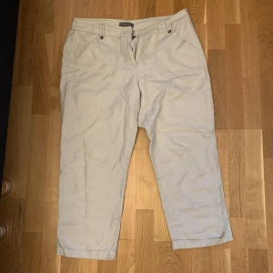 Byxa - Väldigt fin byxa jag inte direkt använt!!!🥰