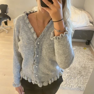 Kofta - Denna as söta kofta ifrån shein, råkade köpa 2 stycken så en är helt oöppnad, storlek S, ljusgrå med fina små pärl knappar☺️