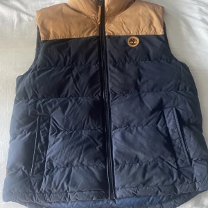 Snygg väst från timberland - Snygg väst från timberland. Västen var köpt för ungefär 1 år sedan för 1600. Säljer den eftersom att den används för lite. Västen är i princip ny skick. Storlek Large.  Säljer den för 500kr