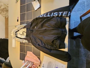 Hollister jacka  - Jättefin jacka från Hollister. Storlek XS. Fodrad med vit päls. Härlig pälskrage. Inga defekter. Tryck på ärmen