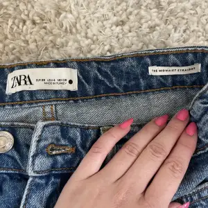 Säljer dessa mid Waits straight jeans från zara som sitter jättesnyggt på men har tyvärr blivit för små, nyskick och köpta för 359kr