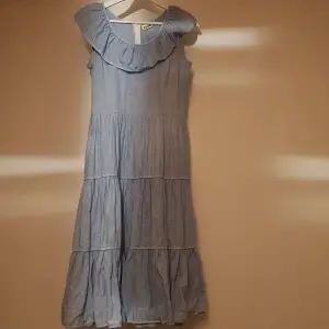 Detta är en super fin och söt klänning från Dej & Mej 💗 Sicket är på topp 10/10! Storlek dam 38 Det följer med ett skärp i samma mönster som man kan knyta runt för att få en finare passform. Skriv gärna med frågot och mer bilder💞