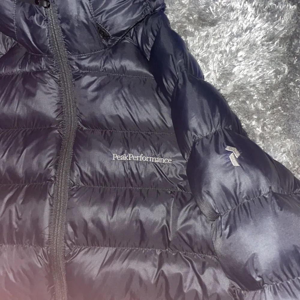 Säljer min peak jacka för jag har köpt en ny, haft den sen förra vintern (8 månader) skick: 10/10, nypris 1799kr. Pris kan diskuteras vid snabb affär . Jackor.