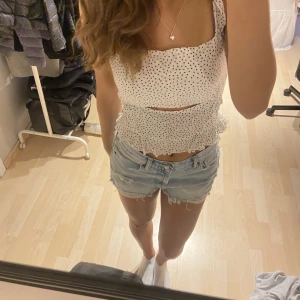 Jättesöt prickigt Linne med volang detaljer! - Prickigt Linne med volang detaljer! Säljes pga att det inte kommer till användning! Strl xs men passar mig som brukar ha S! Säljes för 80kr plus frakt💕☺️👍