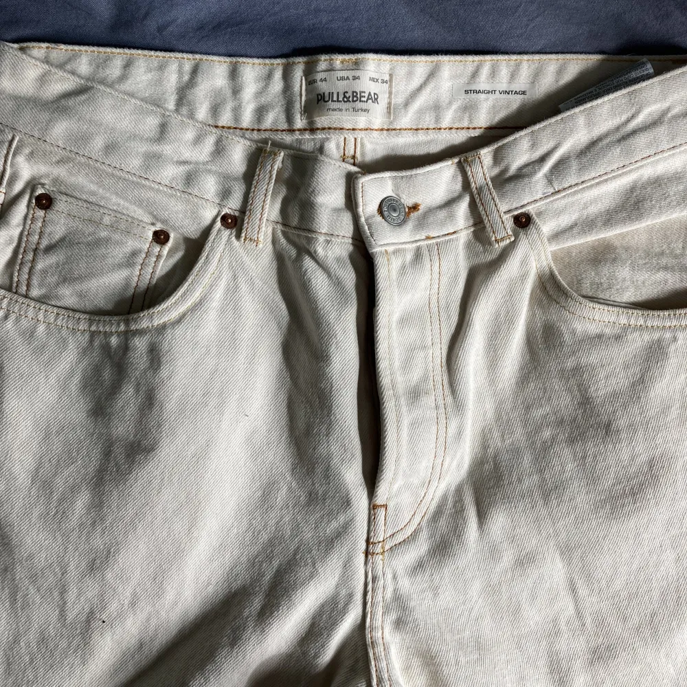 vintage jeans i beige/krämvitt i nyskick . Jeans & Byxor.