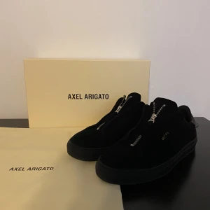 Arigato skor - Säljer mina Arigato Clean 90 Zip Sneaker Black, storlek 42 då dom är för stora. Använda endast 2 gånger.  Köparen står för frakt 