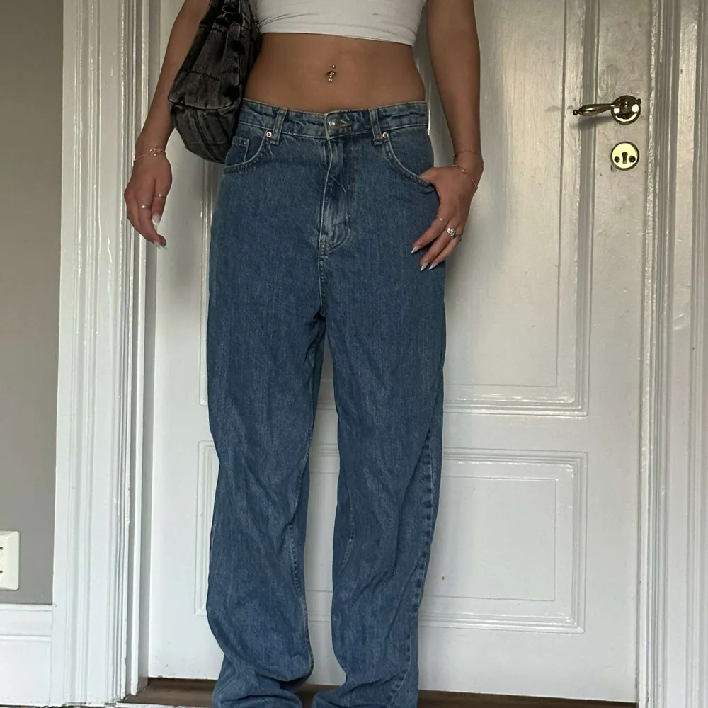 Jätte sköna jeans, är baggy men kan variera på längd och storlek. Själv är jag 170 och dom är lite för långa därav anledningen till att jag säljer dom. Använda ca 3 gånger men fortfarande väldigt bra skick. Köparen står för frakten!Priset kan diskuteras❤️. Jeans & Byxor.