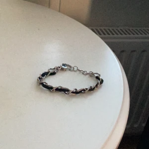 Jätt gullig armband  - Lätt och gullig  Har aldrig använt den .. 