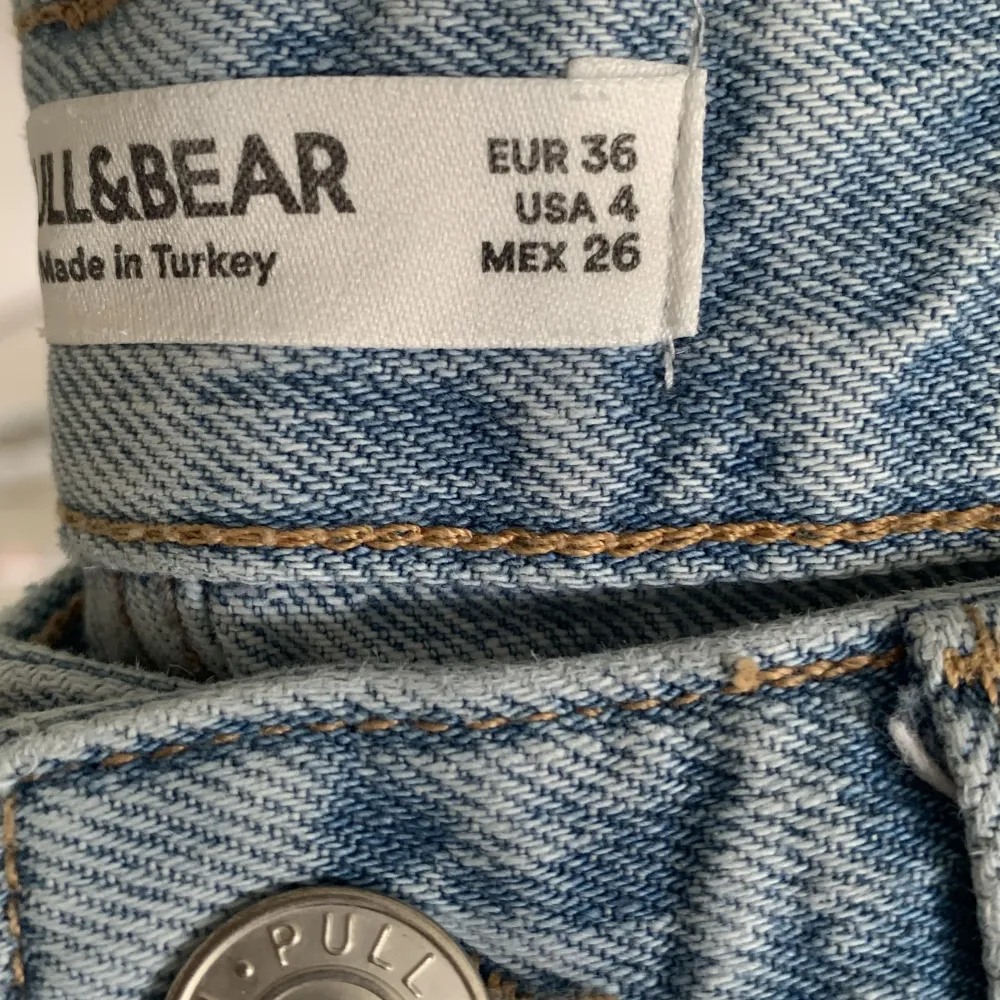 Straight jeans med slitningar i knäna från pull and bear! 💙. Jeans & Byxor.