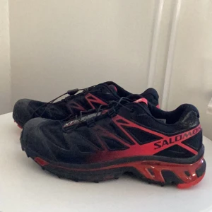 Salomon XT wings 3 Hiking skor storlek 42  - Obetydligt andvända. Lite små i storlek . Har 41  Men jätte fina. 