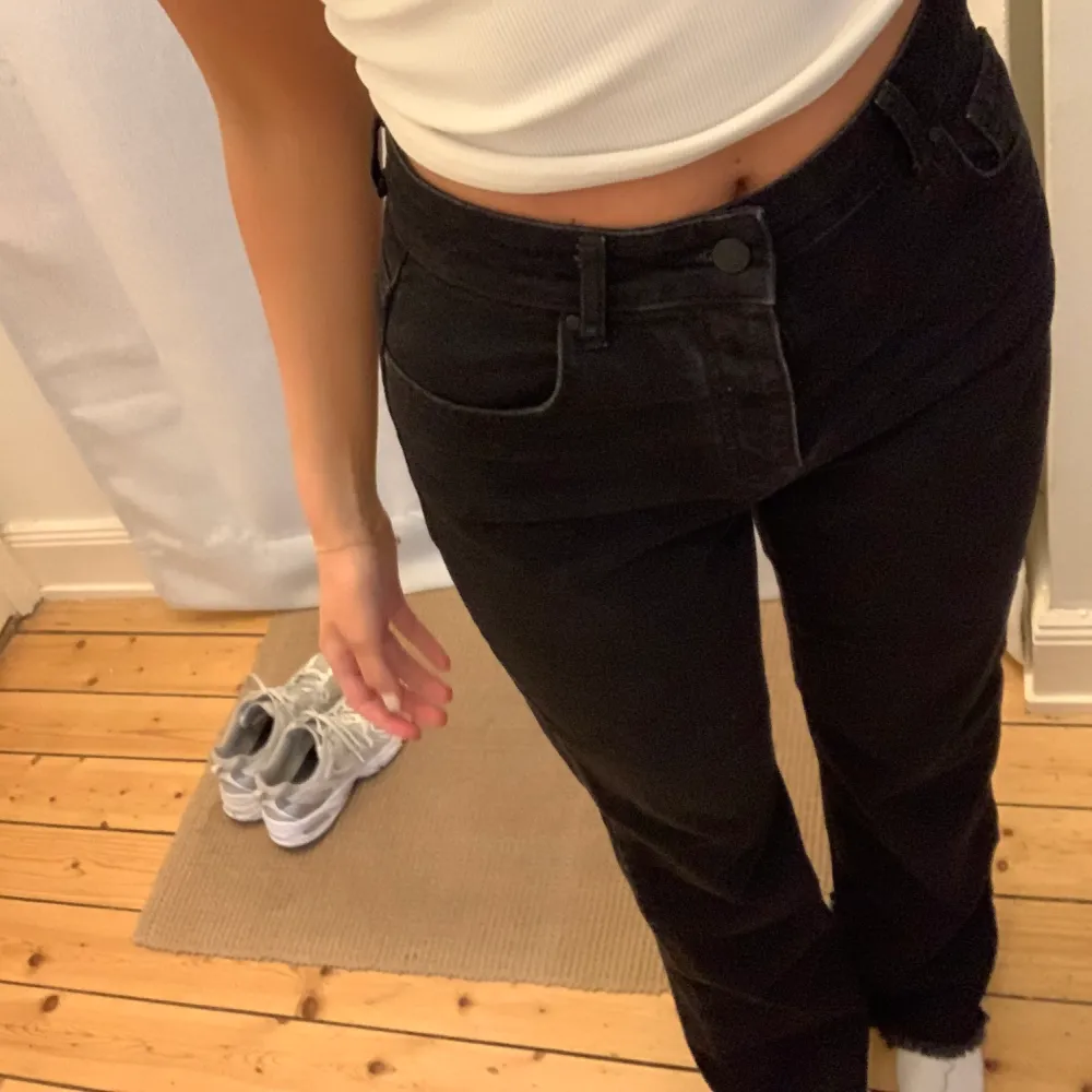 Mörkgrå jeans från Nakd X Hanna Schönberg, insydda i midjan💕. Jeans & Byxor.